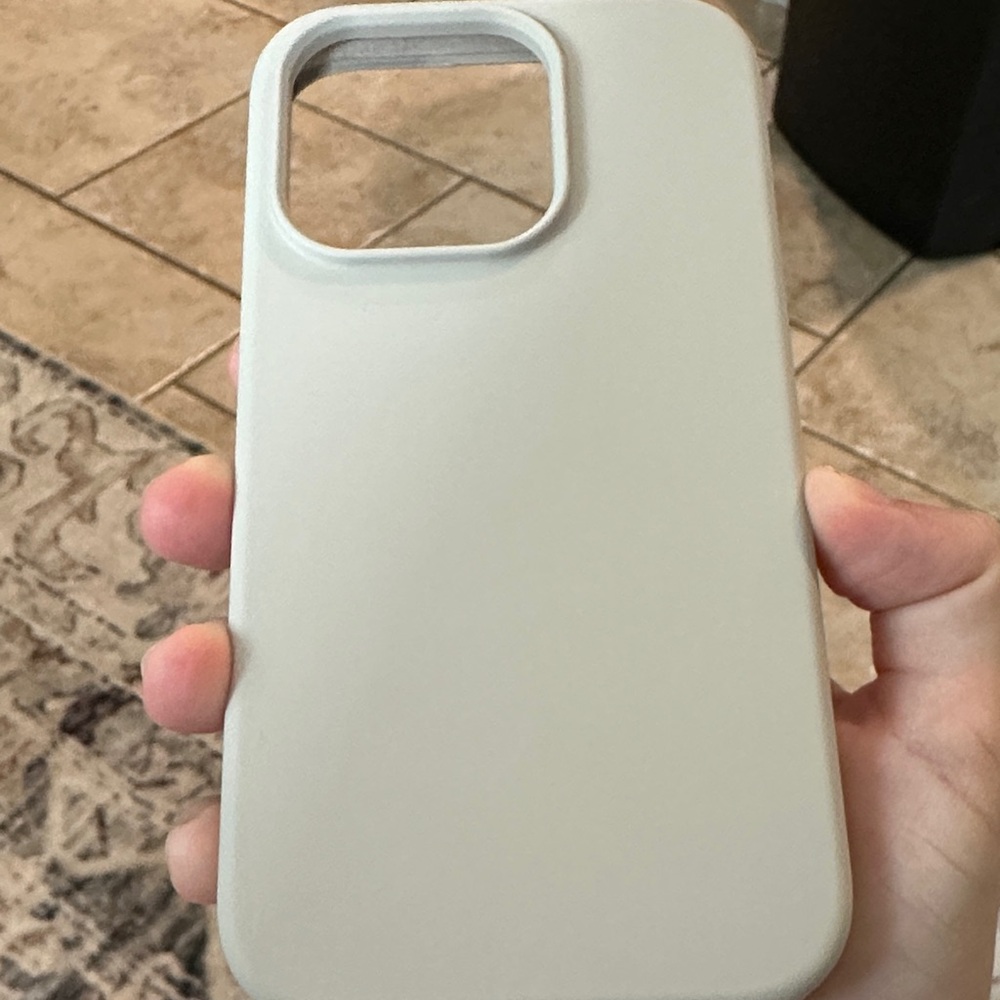 Amazon Essentials Cream Phone Case - Picture 5 of 5